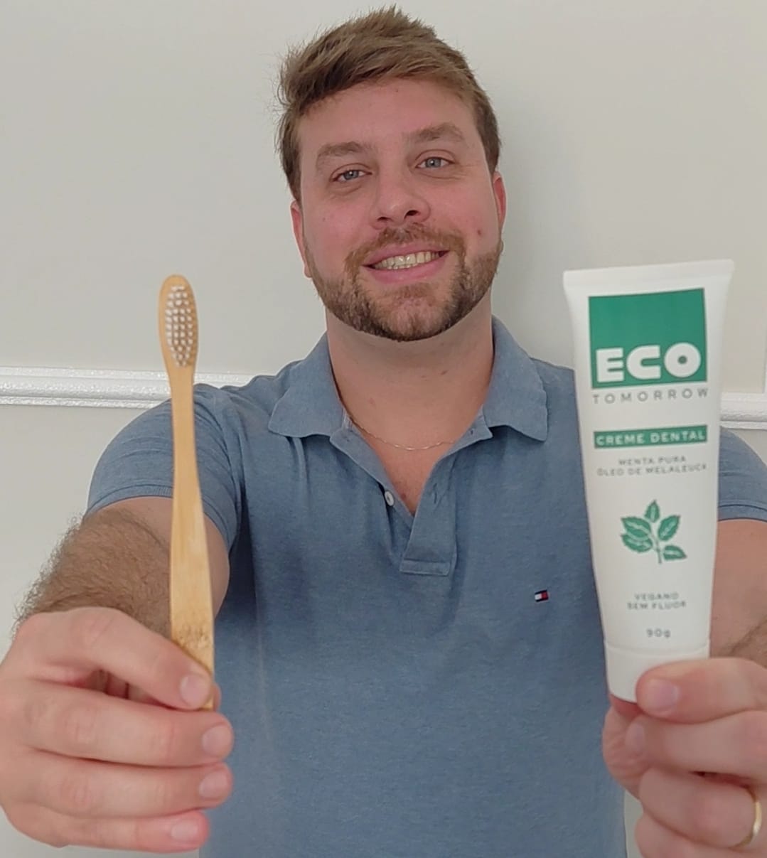 Kit 4 Escovas de Dentes de Bambu + 2 Cremes Dentais Menta Pura